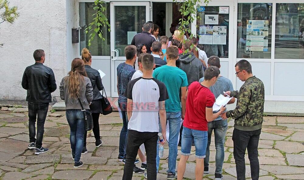 48 зрелостници проспаха матурата по български в Хасковско
