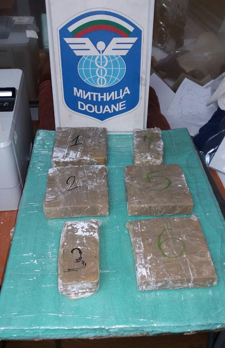 Иранец крие 2 кг. хероин в кутия за локум