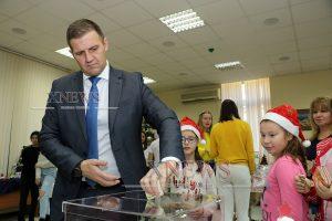 Семейство дари близо 2 000 лева от сватбата си на базара "За повече деца в България" (ВИДЕО) Семейство дари близо 2 000 лева от сватбата си на базара "За повече деца в България" (ВИДЕО)