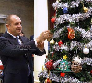 Държавният глава, неговата съпруга и деца на „Българската Коледа“ украсиха елхата в президентството Държавният глава, неговата съпруга и деца на „Българската Коледа“ украсиха елхата в президентството