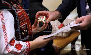 Държавният глава, неговата съпруга и деца на „Българската Коледа“ украсиха елхата в президентството Държавният глава, неговата съпруга и деца на „Българската Коледа“ украсиха елхата в президентството