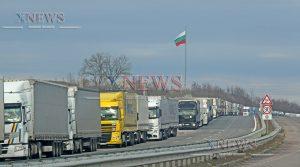 Опасни маневри на 20-километровата опашка от тирове Опасни маневри на 20-километровата опашка от тирове