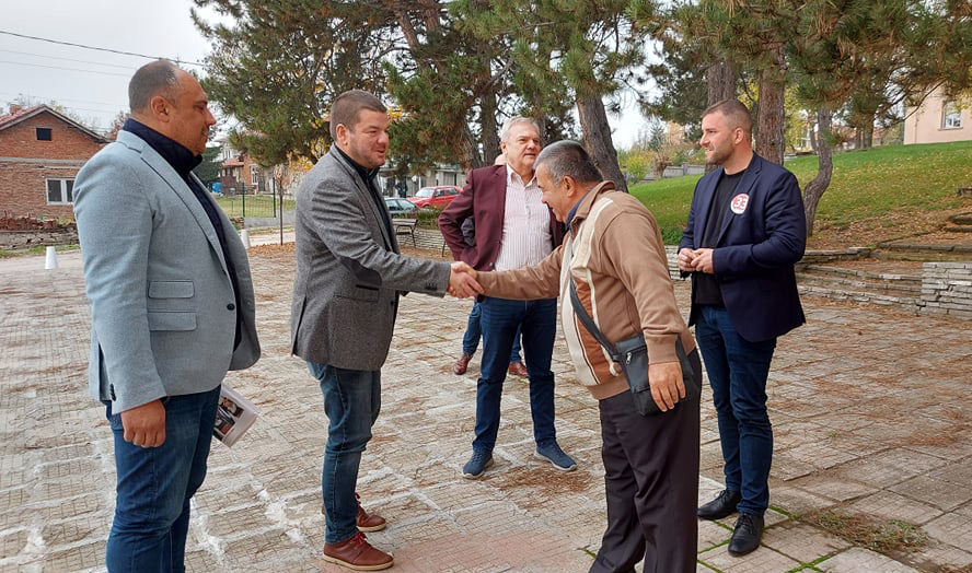 Кандидатите за народни представители от Коалиция „БСП за България” дариха книги на читалището в хасковското село Орлово