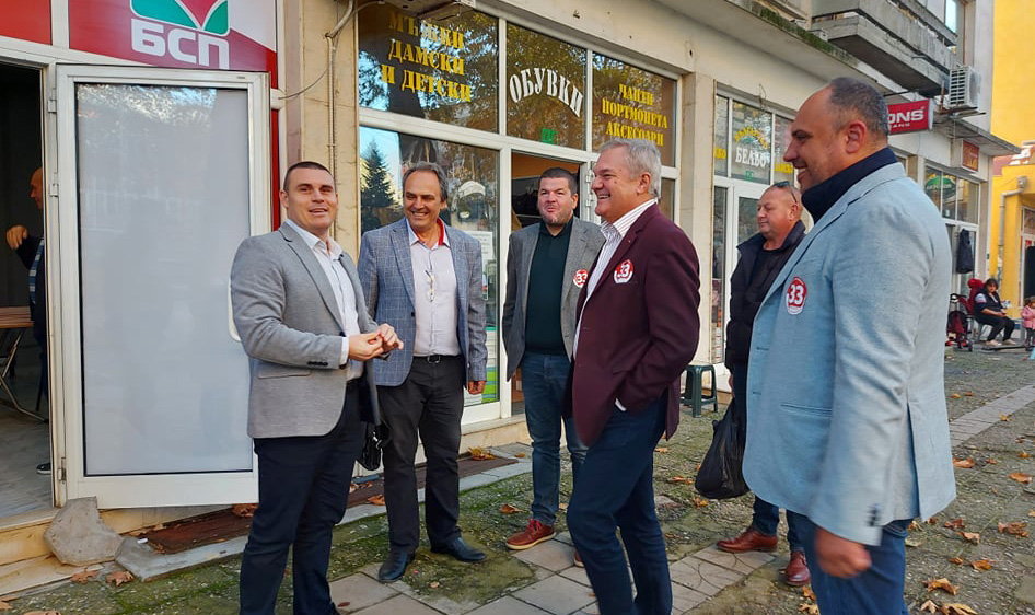 Кандидатите за народни представители от Коалиция „БСП за България” дариха книги на читалището в хасковското село Орлово Кандидатите за народни представители от Коалиция „БСП за България” дариха книги на читалището в хасковското село Орлово