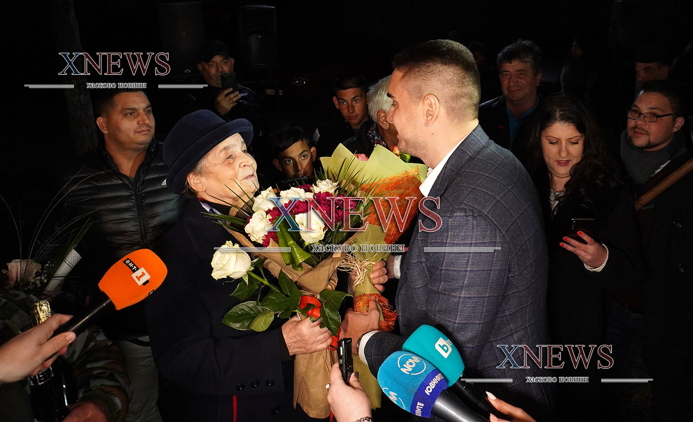 Славяново празнува! Шампанско, хоро и заря за победата на Румен Радев (ВИДЕО)