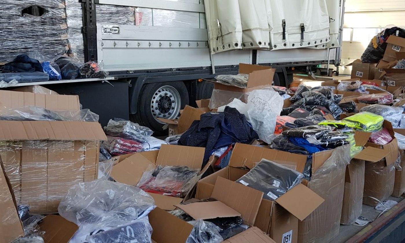 Спряха контрабанда на над 11 000 детски и женски дрехи