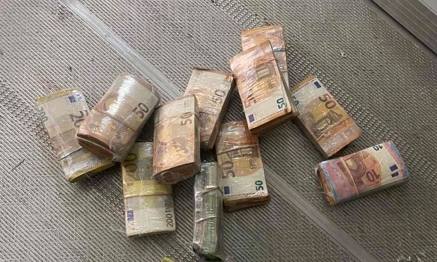 Задържаха турски тираджия, укрил 234 950 евро