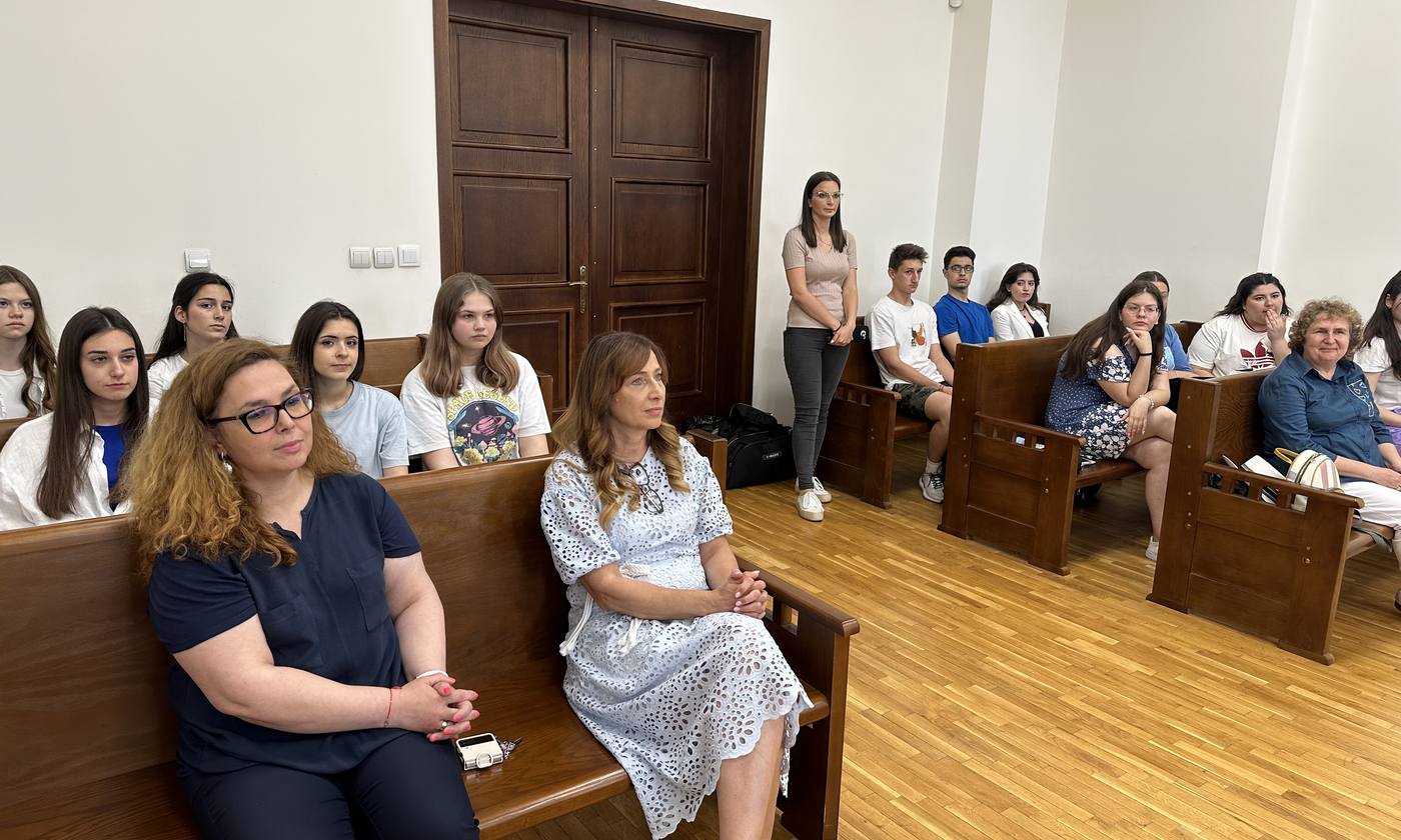 Награди за най-добрите в конкурса „Есе по право“