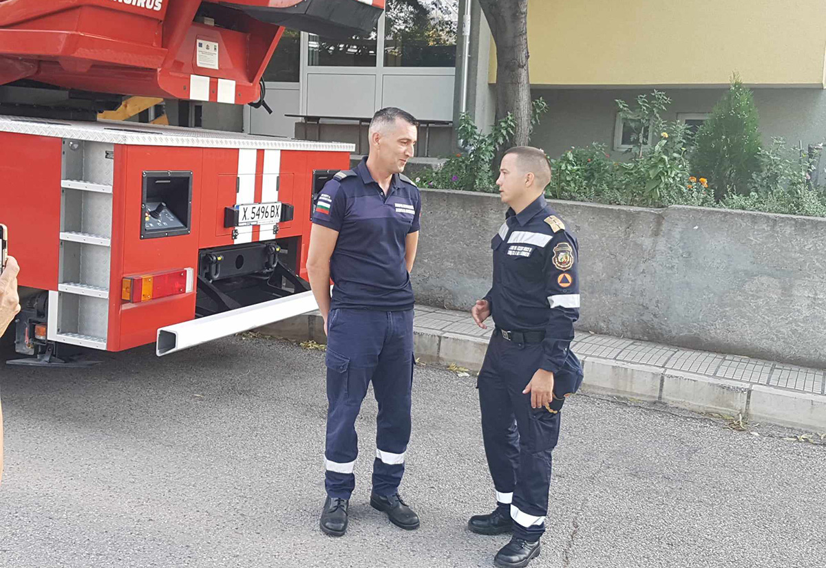 Пожарникари, полицаи и медици спасиха самотноживееща жена в "Орфей" Пожарникари, полицаи и медици спасиха самотноживееща жена в "Орфей"