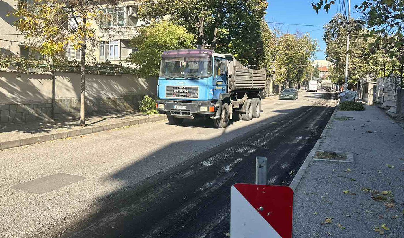 Ремонтират асфалтовата настилка на ул. „Св. Св. Кирил и Методий“ в Хасково