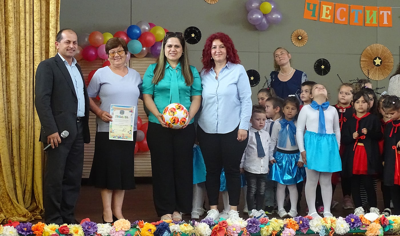 Децата на Стамболово с концерт за 1 юни, кметът ги зарадва с подаръци Децата на Стамболово с концерт за 1 юни, кметът ги зарадва с подаръци