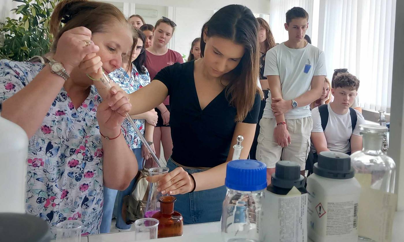 Ученици от Езиковата гостуваха във ВиК-Хасково