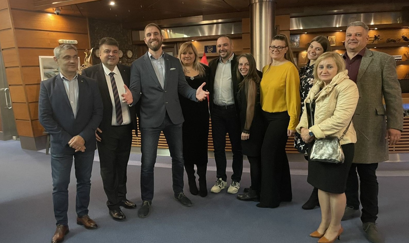 Споделената трапеза зарадва десетки семейства Споделената трапеза зарадва десетки семейства