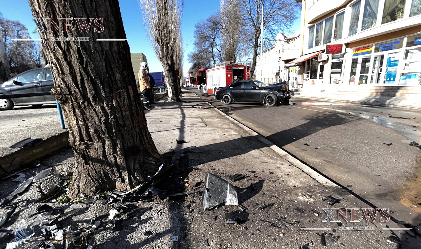 20-годишен с БМВ се блъсна в дърво на оживен булевард в Хасково(ВИДЕО) 20-годишен с БМВ се блъсна в дърво на оживен булевард в Хасково(ВИДЕО)