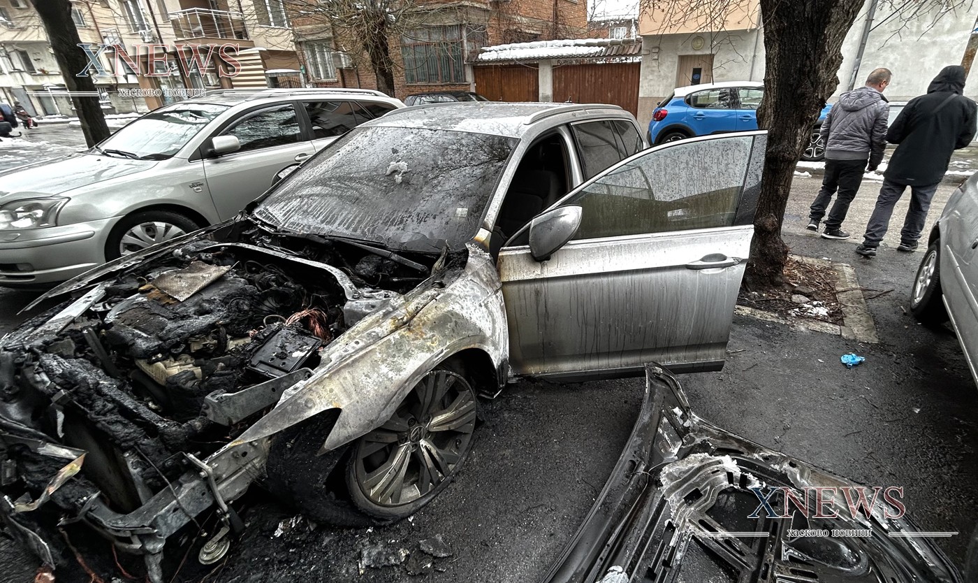 Фолксваген изгоря в полунощ на улица "Ибър"(ВИДЕО)