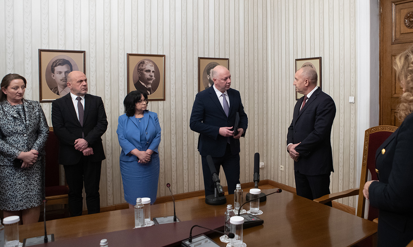 Радев: За управление не е достатъчно правителството да е редовно, а да е компетентно и подчинено изцяло на обществения интерес Радев: За управление не е достатъчно правителството да е редовно, а да е компетентно и подчинено изцяло на обществения интерес