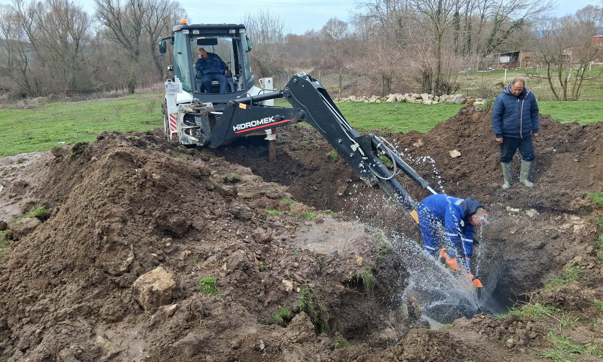 Извършват спешна реконструкция на водопроводната мрежа на село Конуш (ВИДЕО)