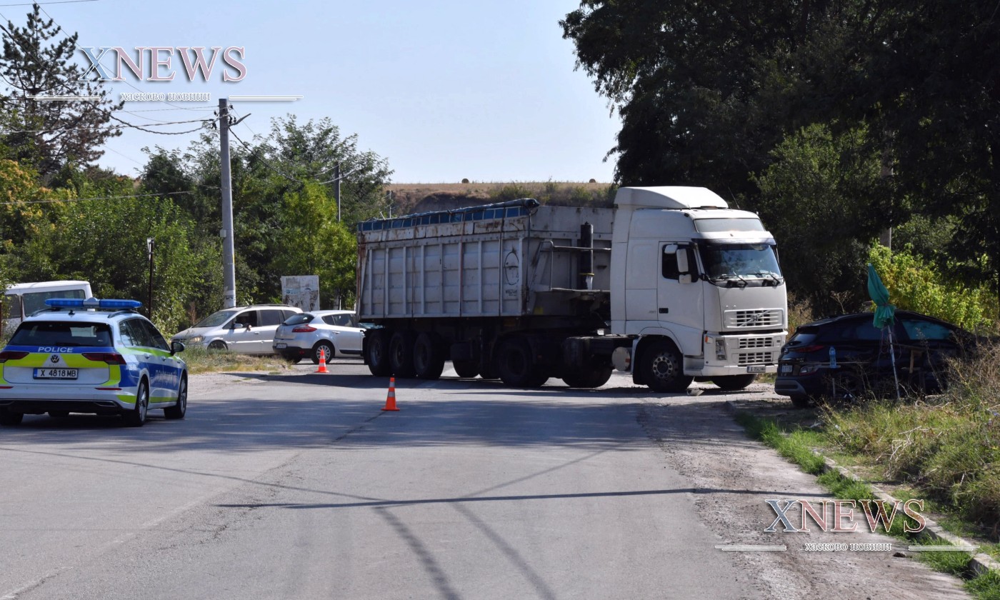 Двама полицаи пострадаха при катастрофа между кола и тир край Стойково