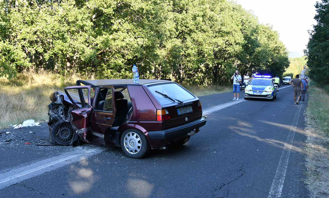 Двама загинали при челен удар край Николово, пътят е затворен
