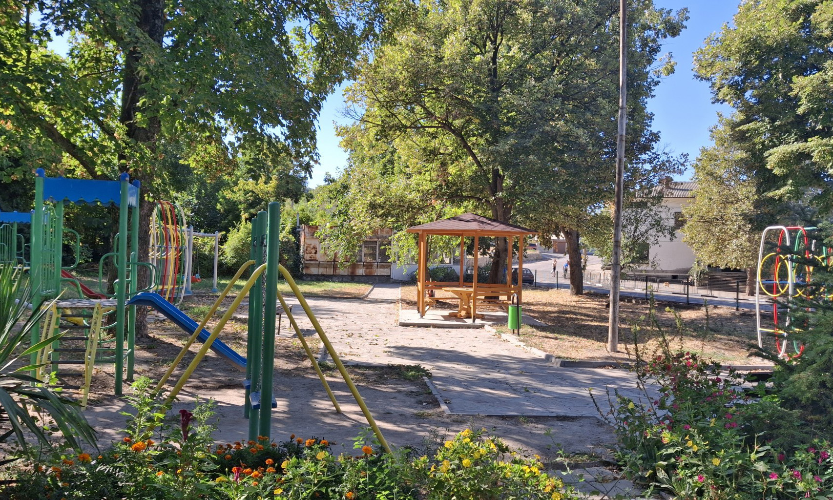 С 21 500 евро обновиха площада в село Момково