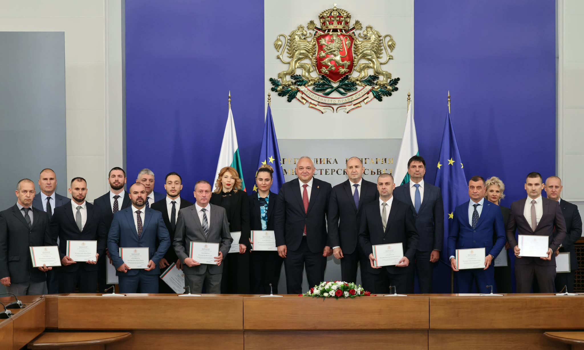 Румен Радев награди служители на МВР за заслуги в разкриването на престъпления с висок обществен риск