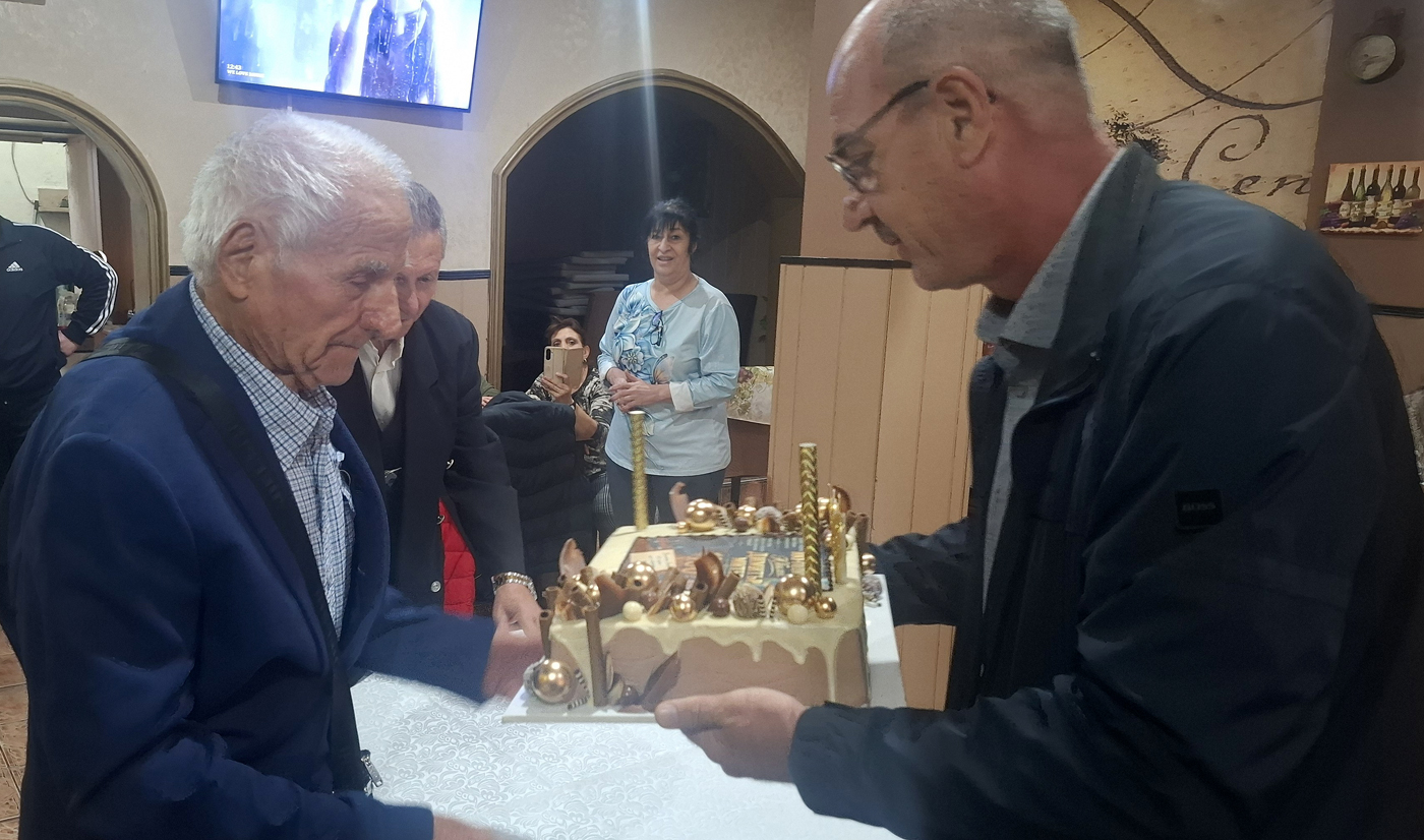 С правнучката си духна свещичките столетникът Димитър Митев от Любимец