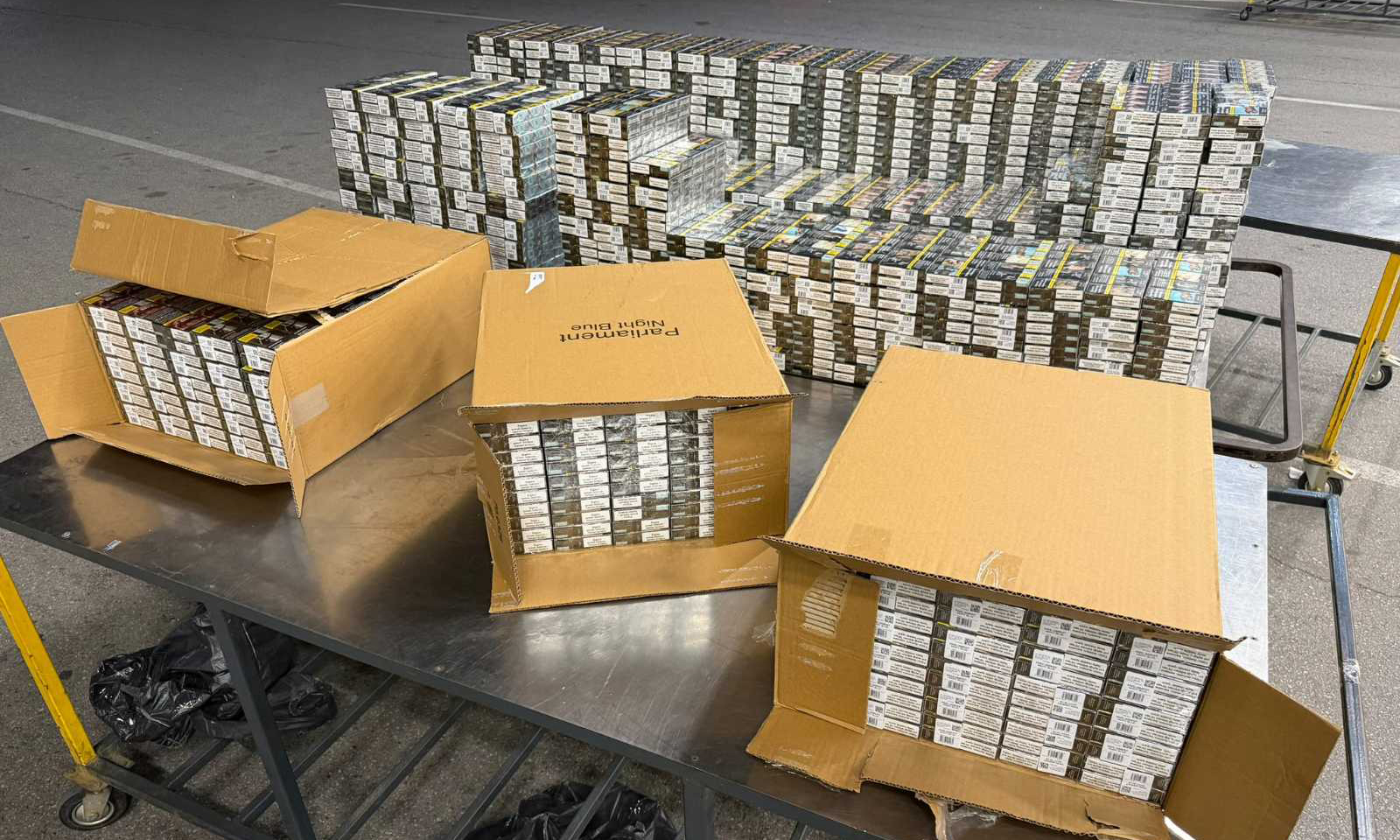 Близо 130 000 къса контрабандни цигари задържаха при проверка на товарен автомобил Близо 130 000 къса контрабандни цигари задържаха при проверка на товарен автомобил