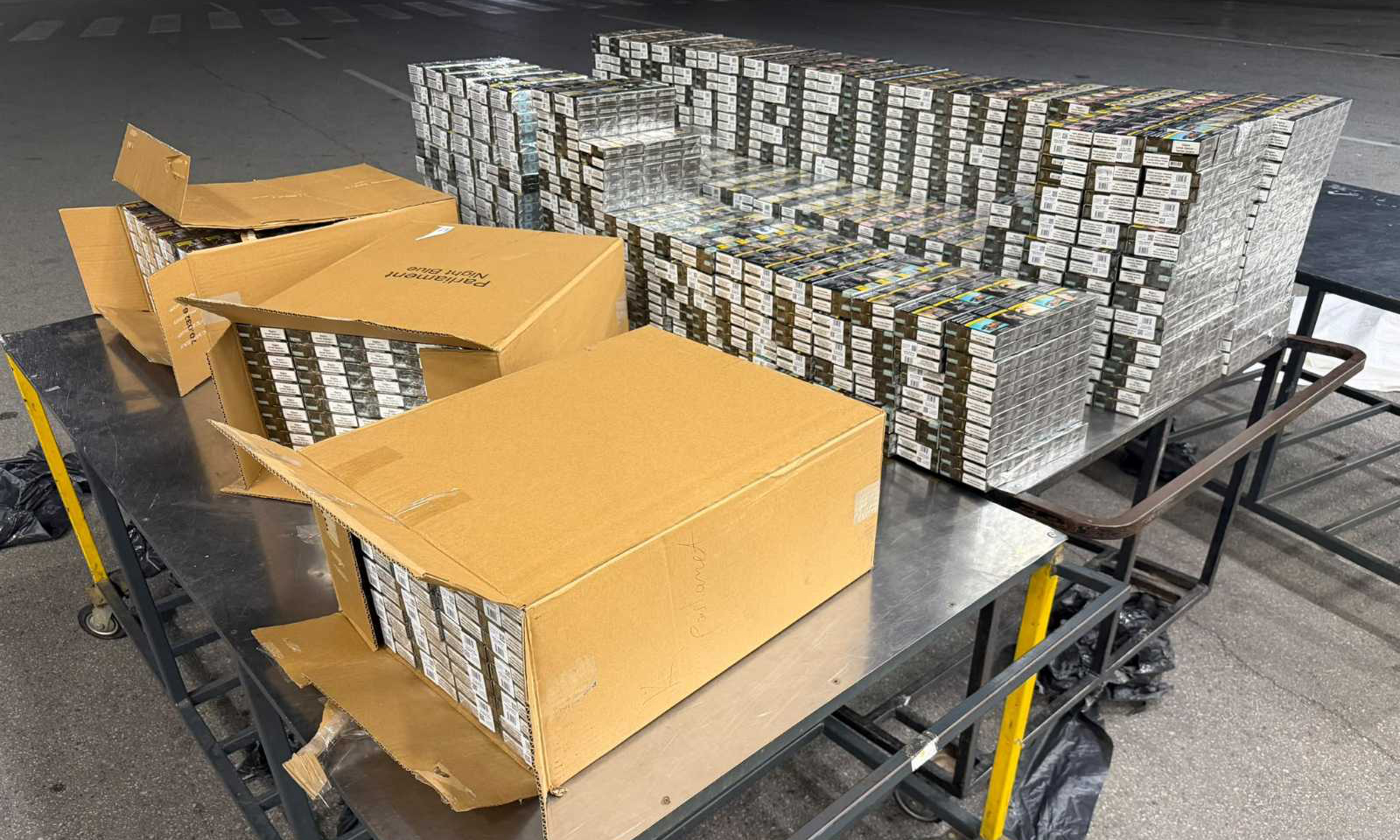 Близо 130 000 къса контрабандни цигари задържаха при проверка на товарен автомобил Близо 130 000 къса контрабандни цигари задържаха при проверка на товарен автомобил