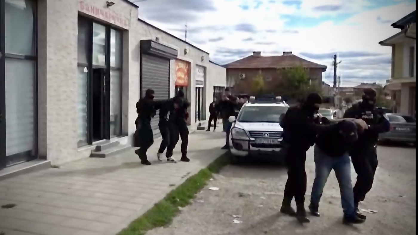 13 задържани при спецакция в Хасковско, иззеха фентанил от магазин в "Република"(ВИДЕО)